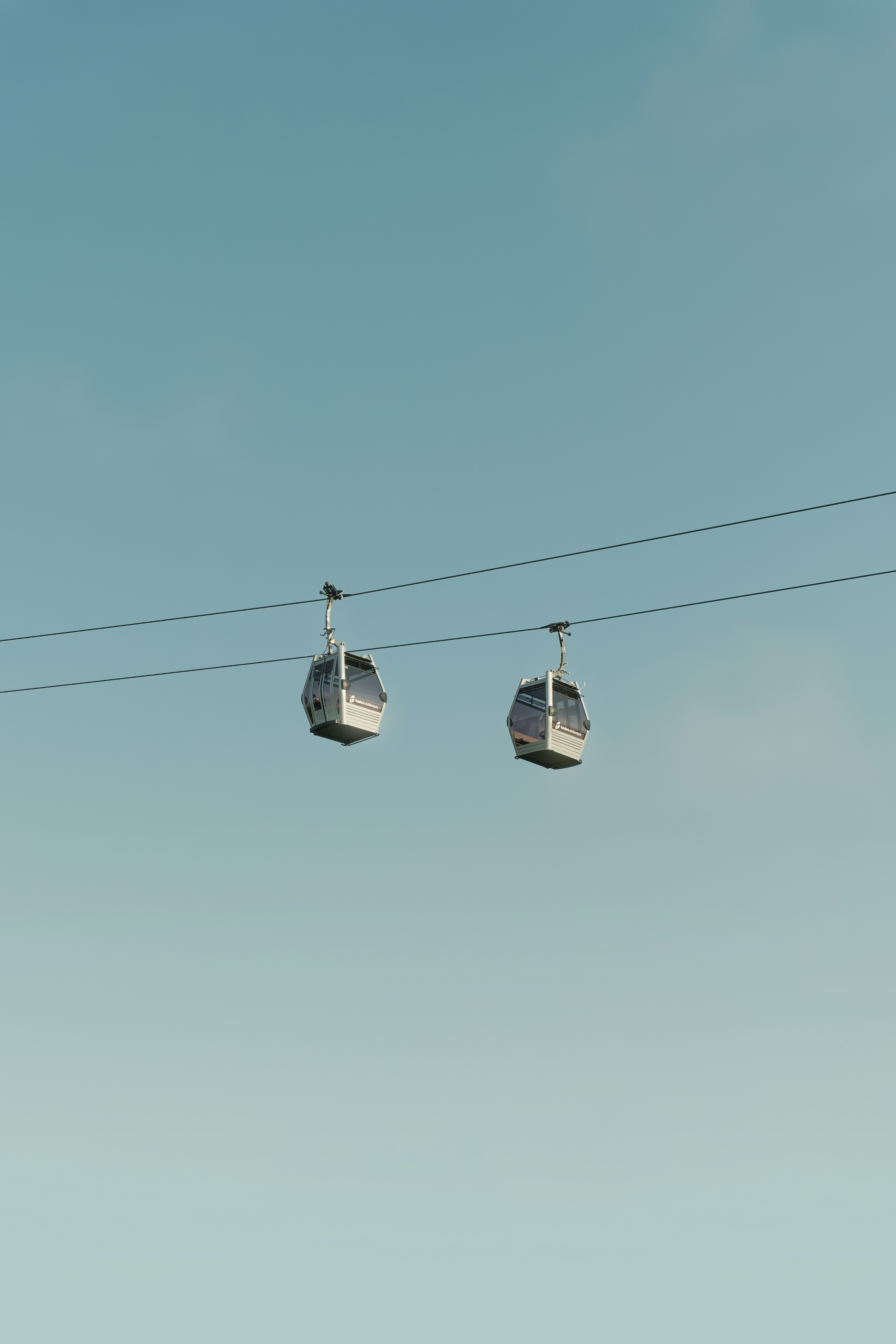 ケーブル上の車のペア