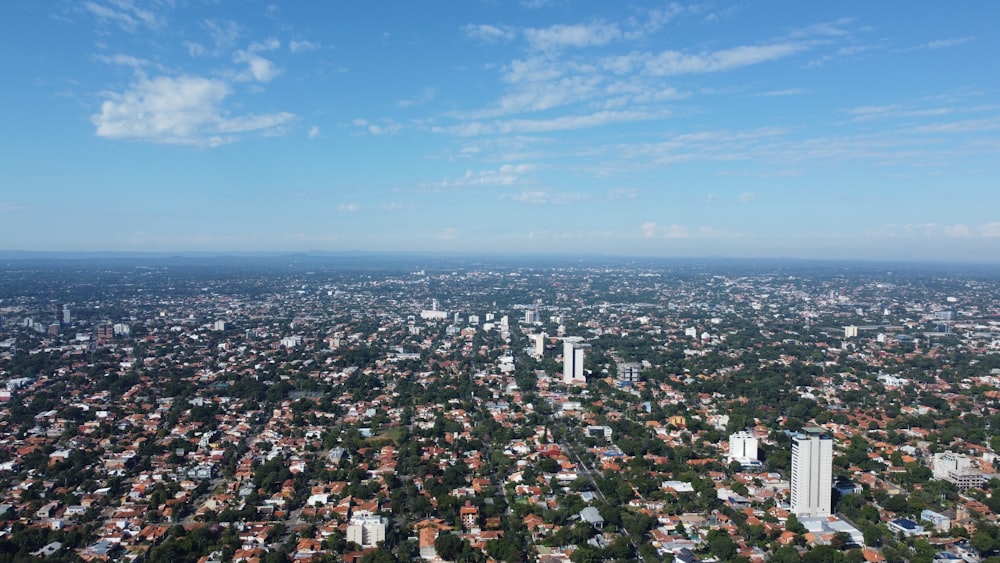 uma cidade com muitos edifícios