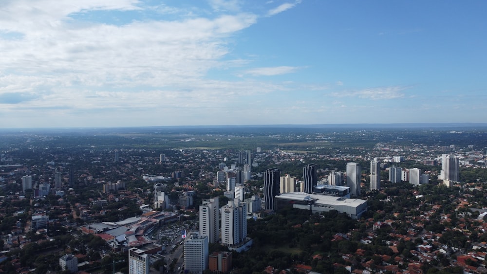 uma cidade com muitos edifícios