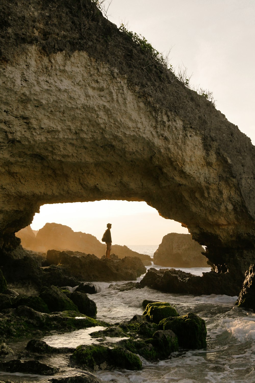 uma pessoa em pé em uma caverna