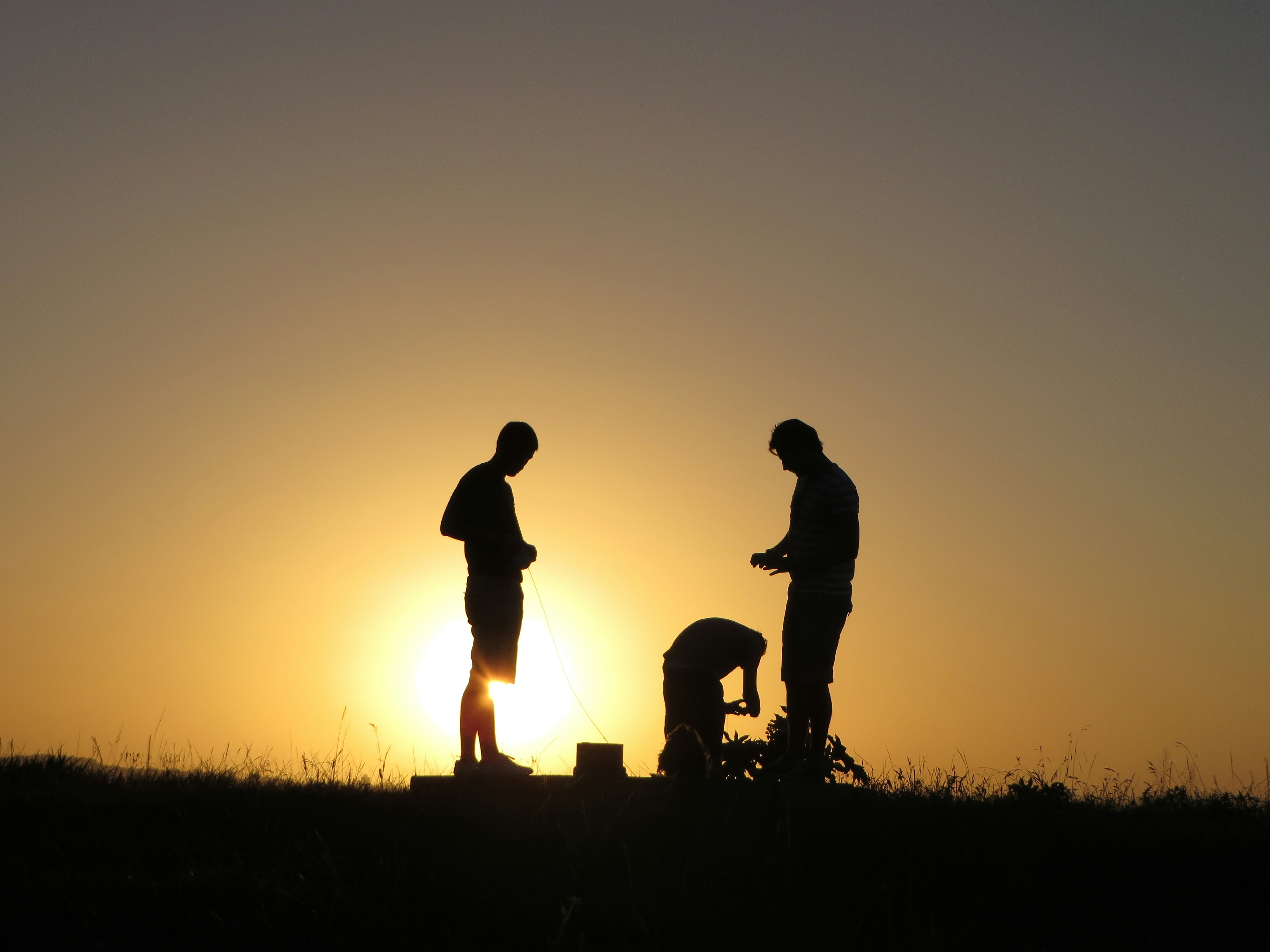 un groupe de personnes debout devant un feu