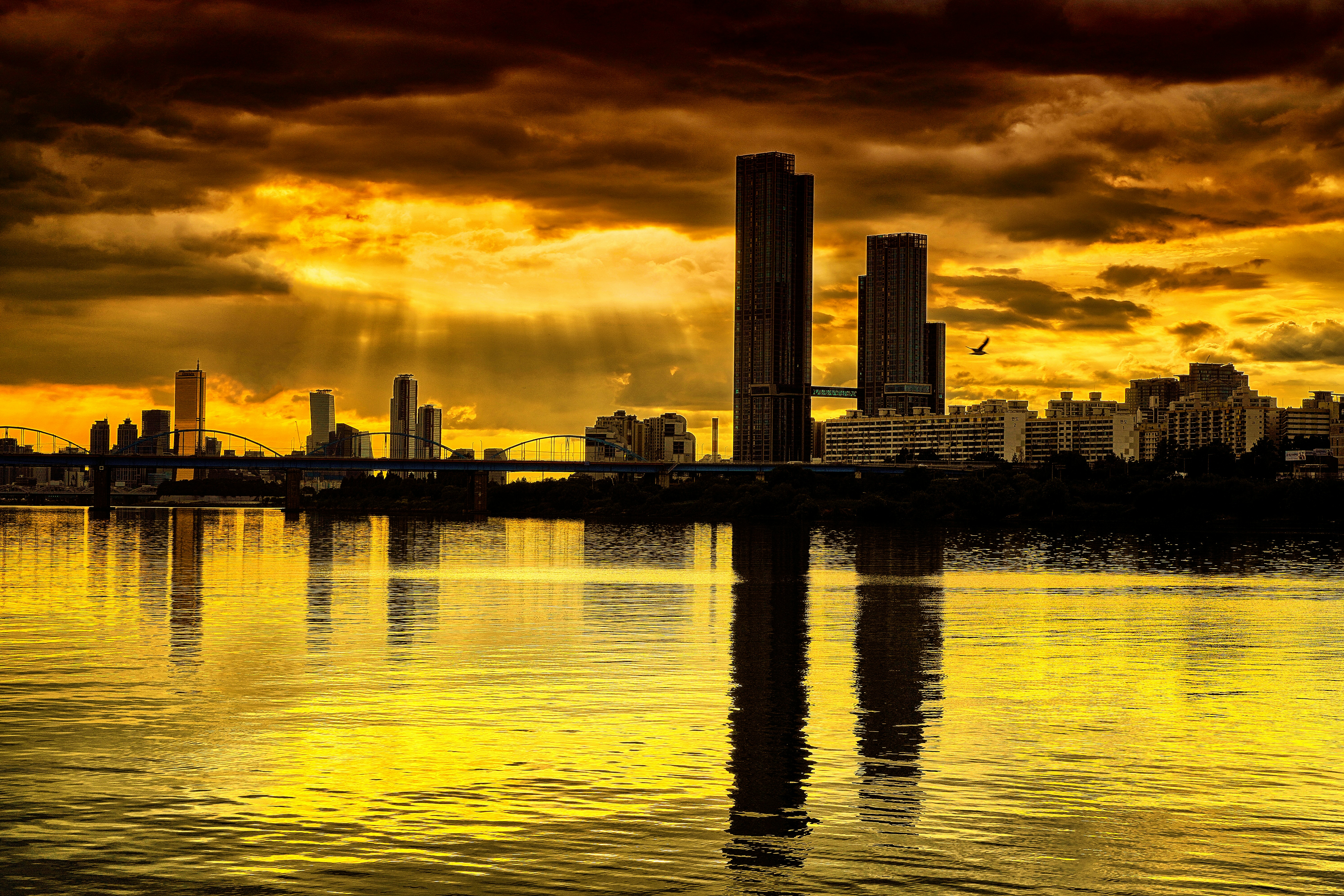 Un horizonte de la ciudad con un cuerpo de agua frente a él