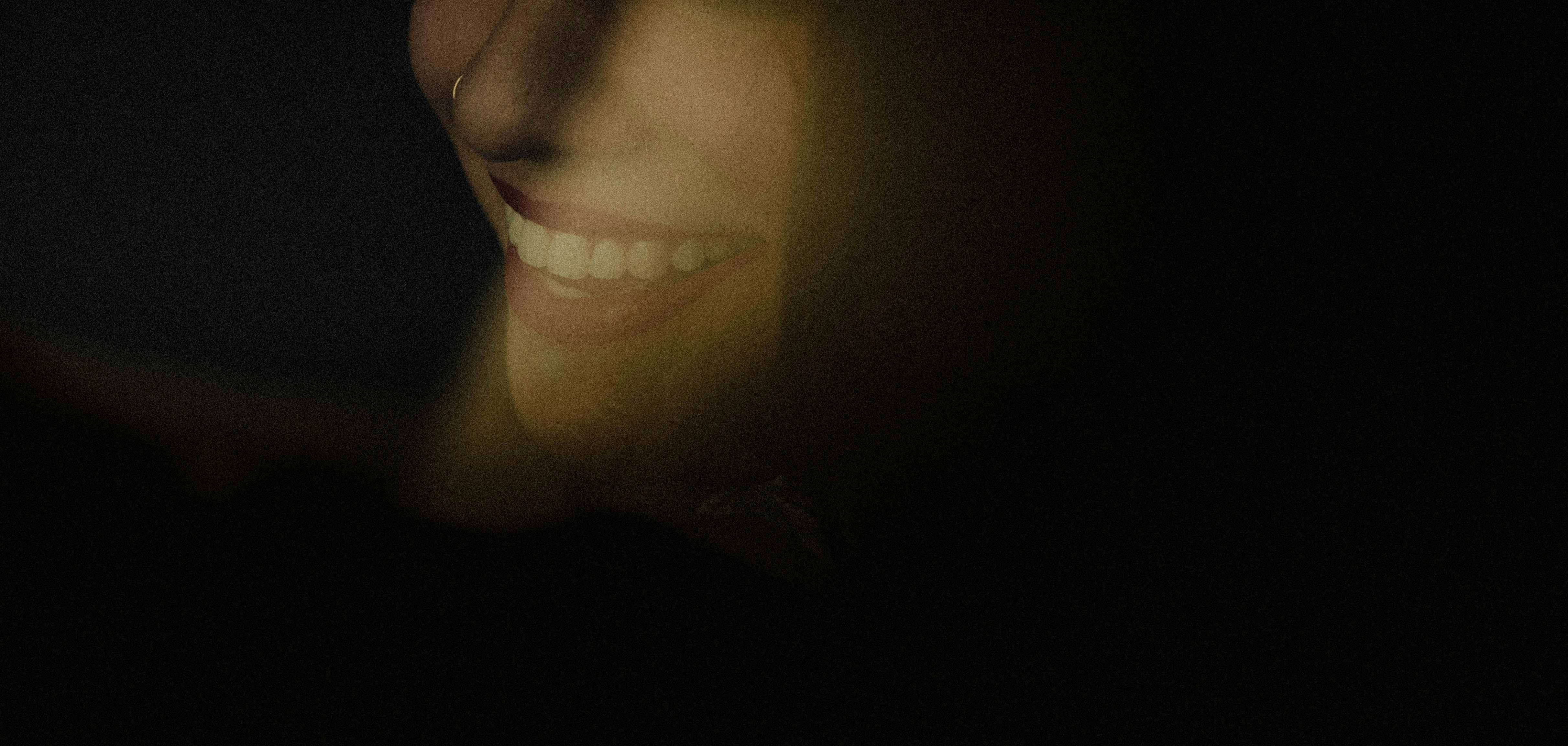 Gaten Matarazzo smiling at a film premiere