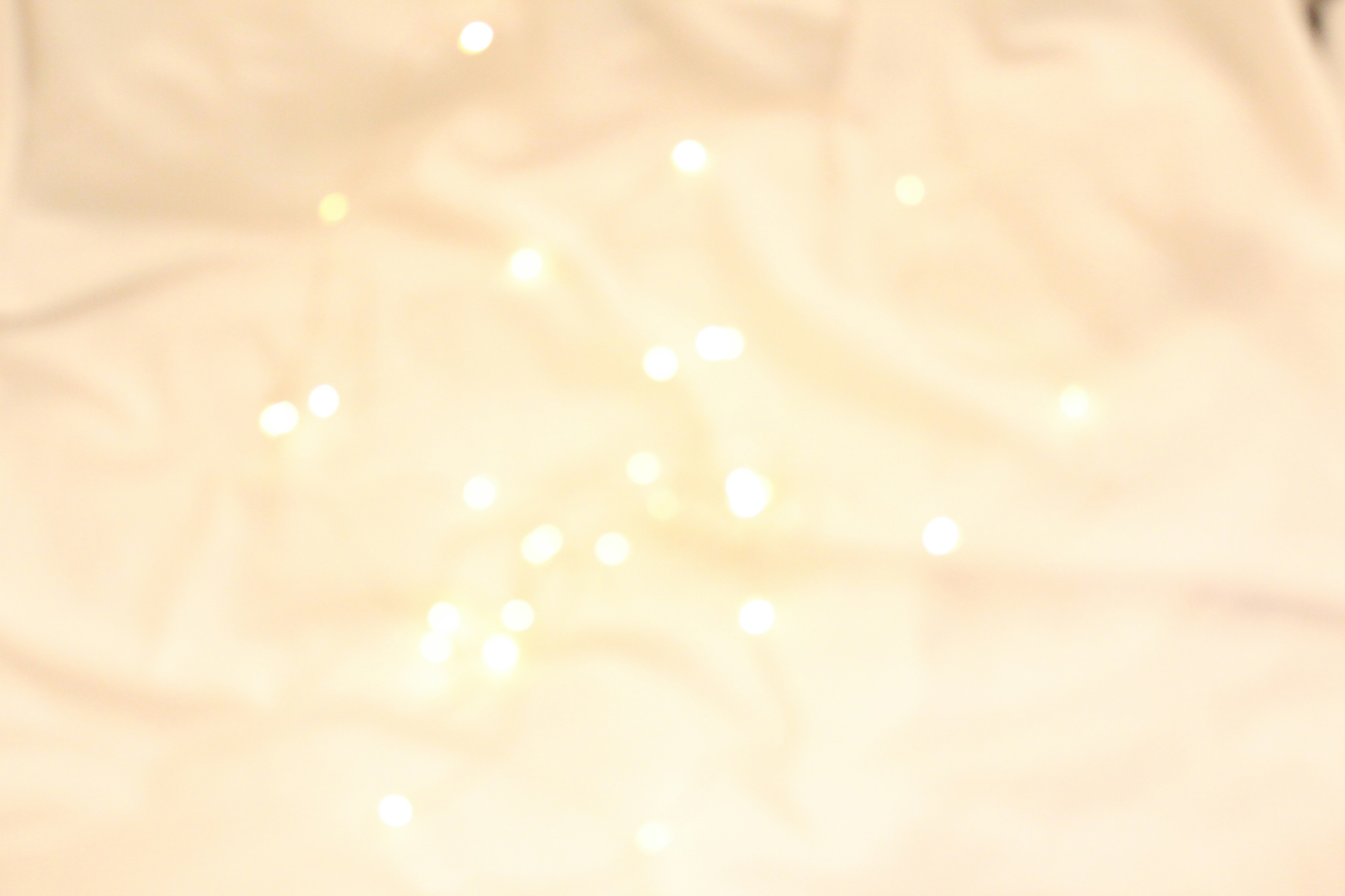 a blurry image of a white and blue light