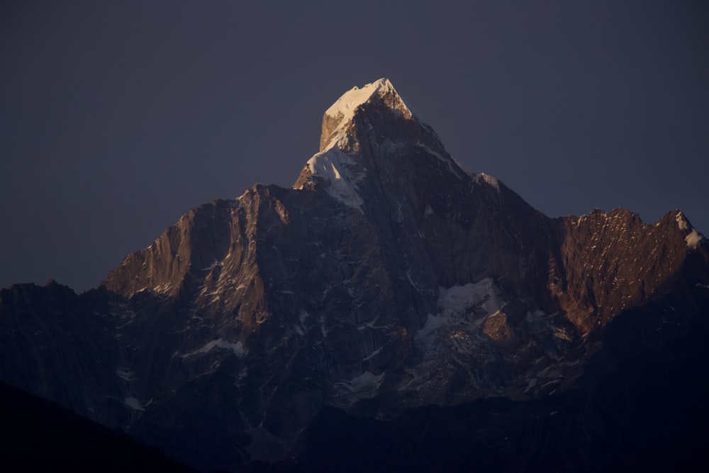 Una montaña con nieve