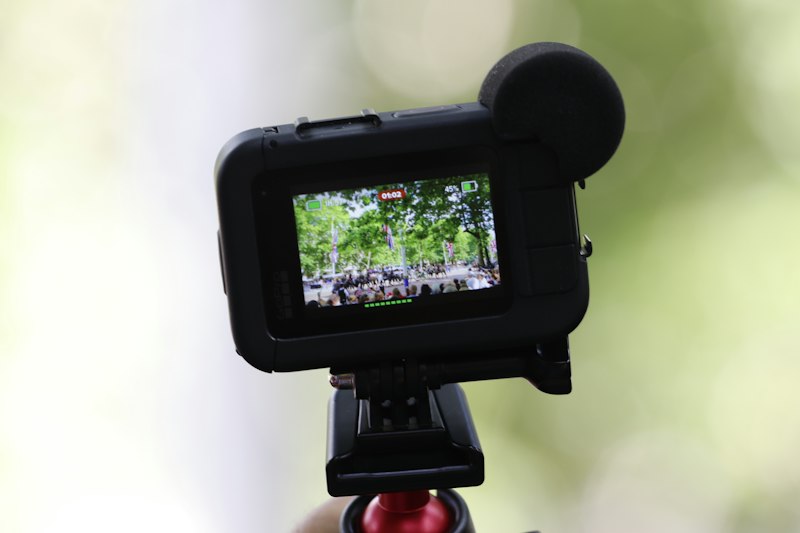 Quay video bằng điện thoại smartphone gắn trên gimbal
