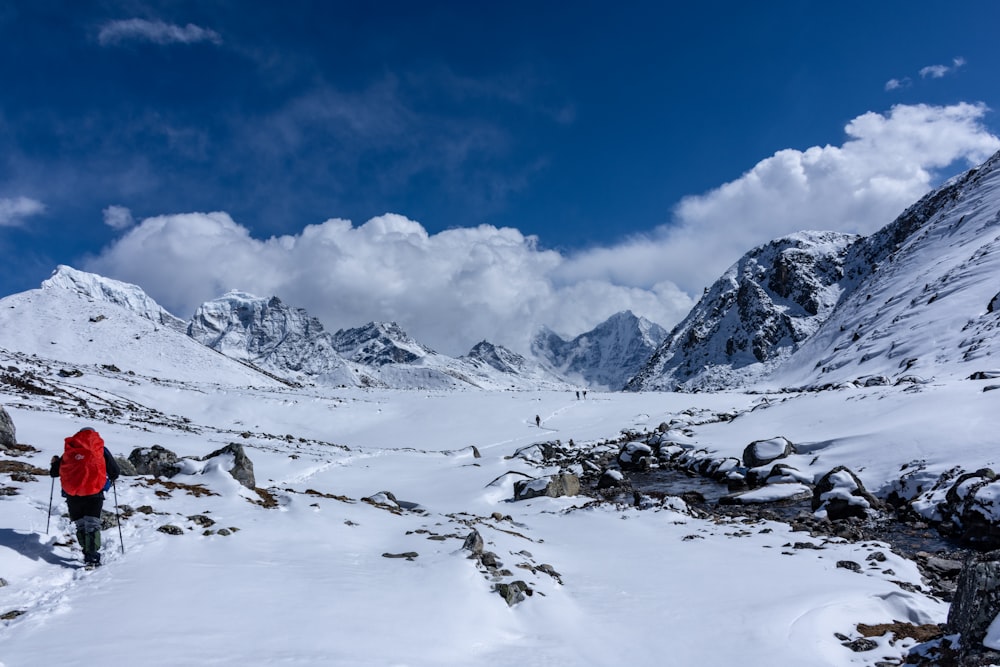 Eine Person mit Skiern auf einem verschneiten Berg