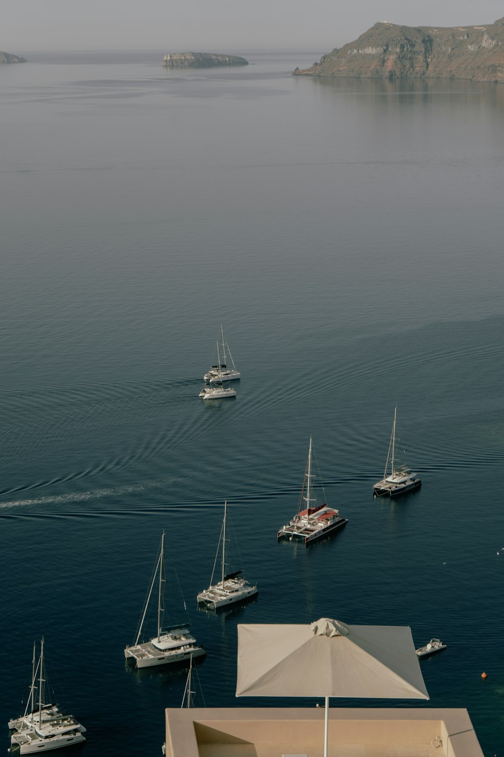 um grupo de barcos na água