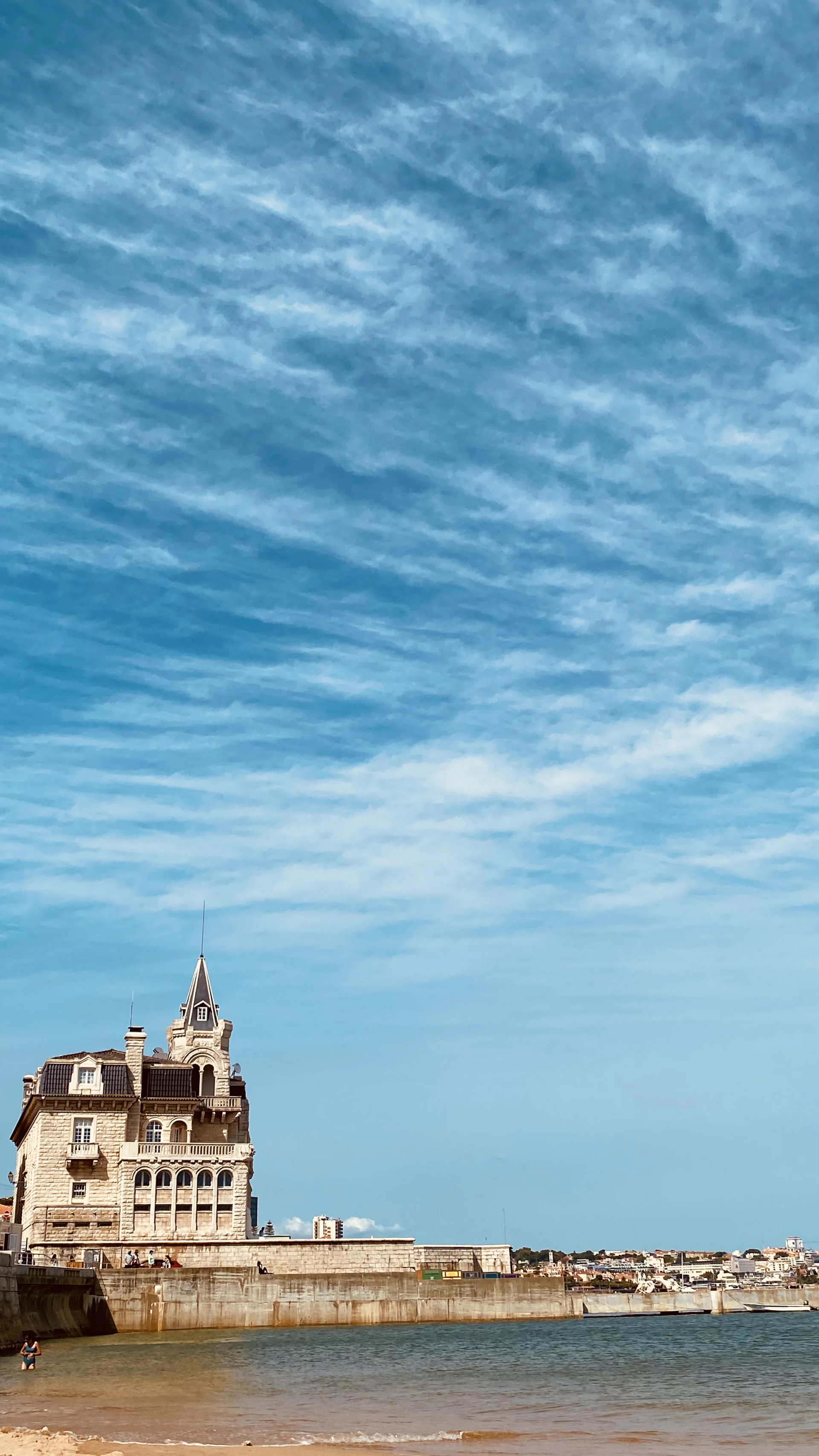 gray computer monitor