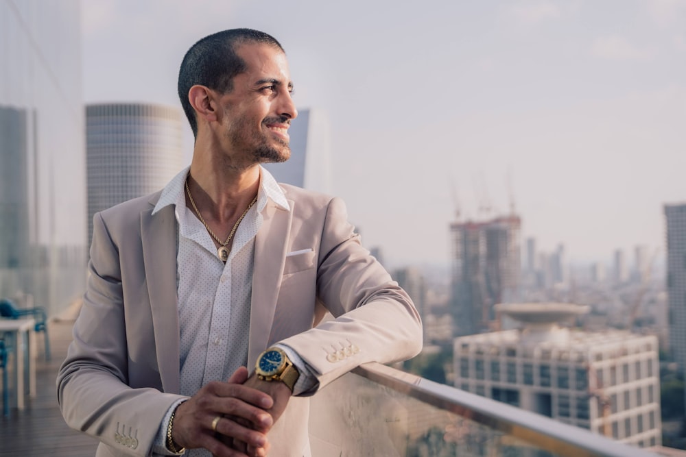 Un hombre con bigote y un reloj en la muñeca