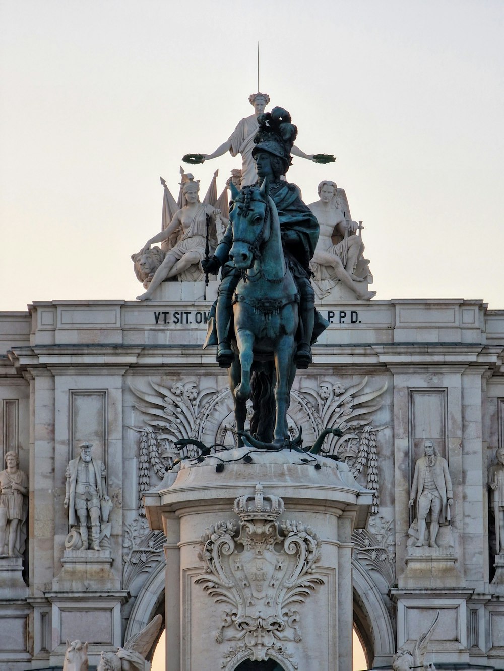 una estatua de una persona a caballo