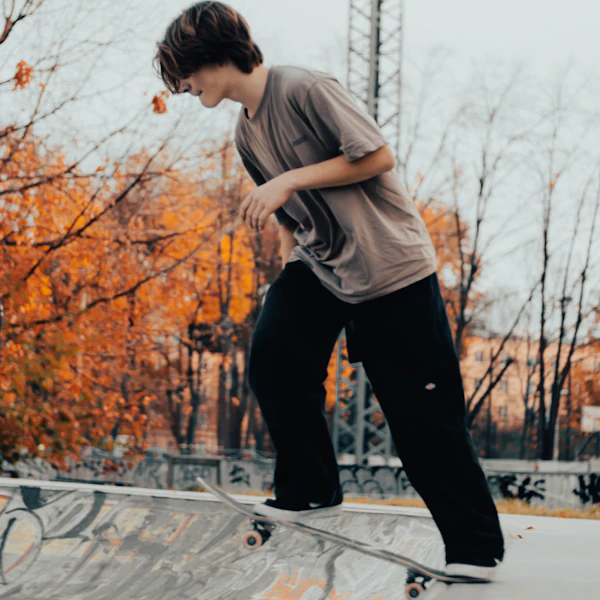 Osoba na deskorolce w warszawskim skateparku