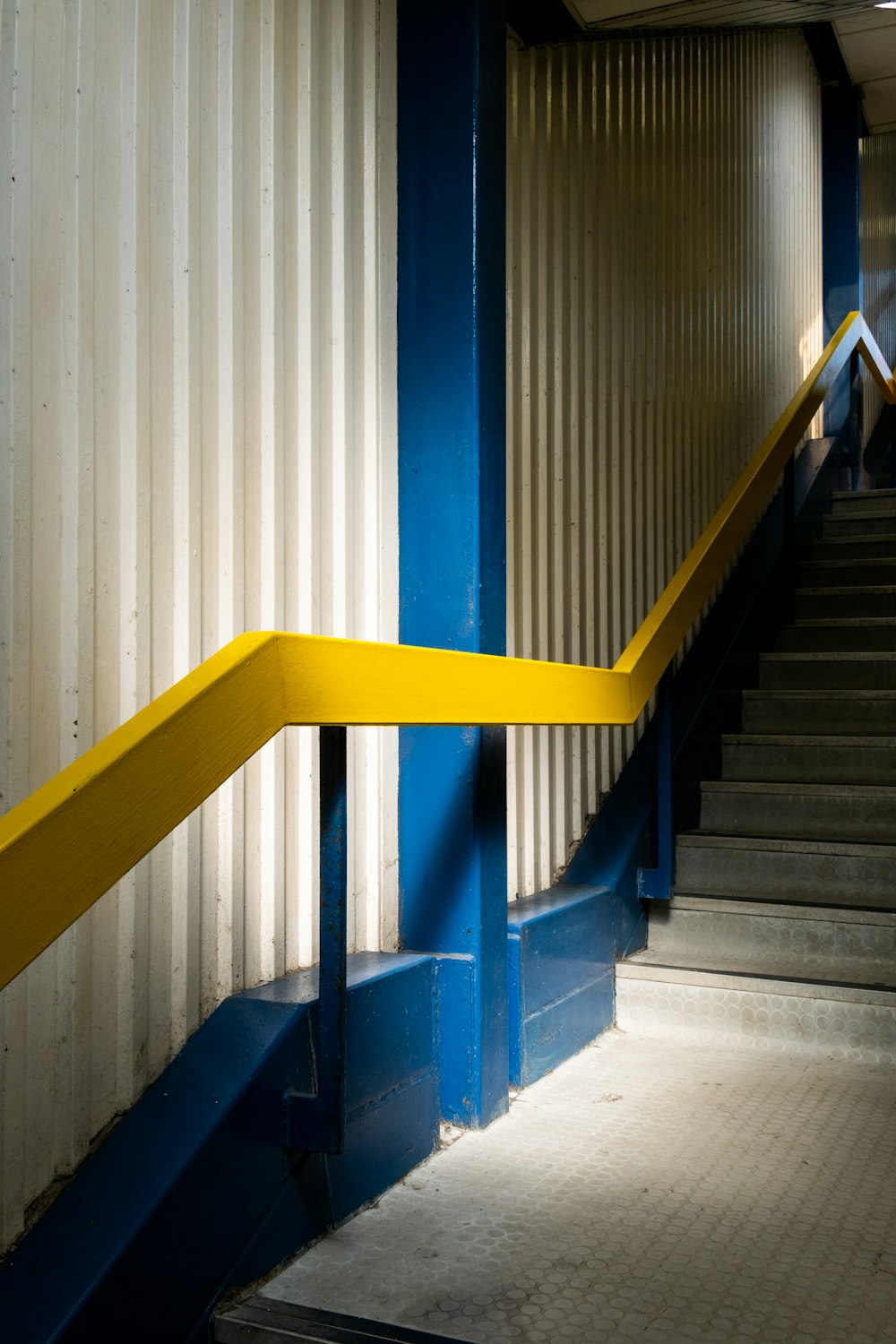 a blue and yellow railing