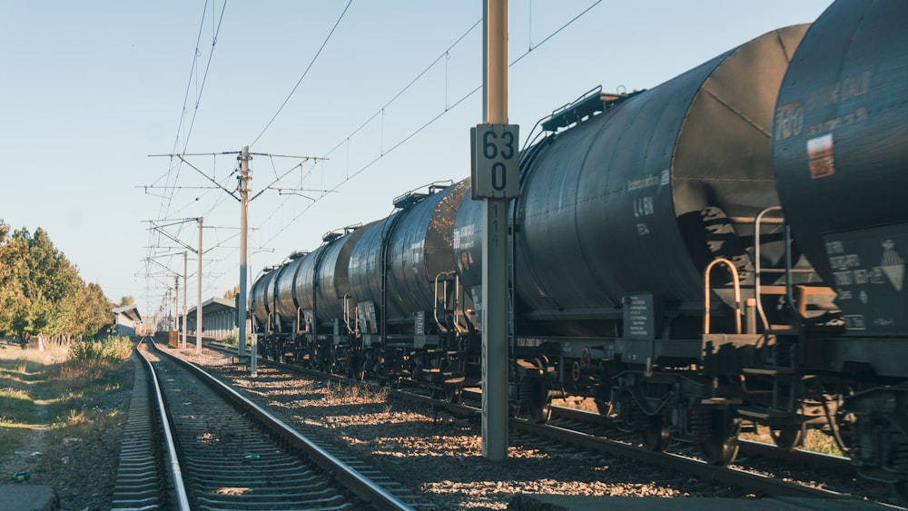 um trem nos trilhos da ferrovia