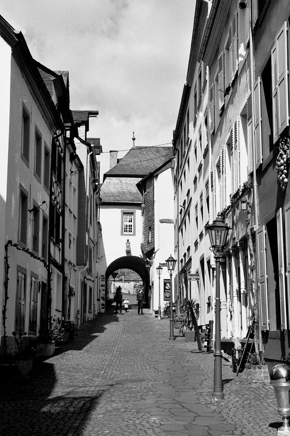 eine Straße mit Gebäuden auf beiden Seiten