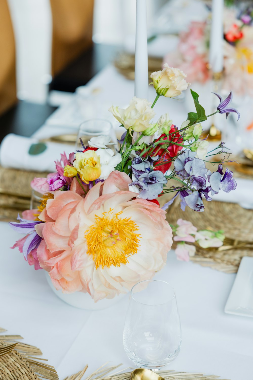 un mazzo di fiori su un tavolo