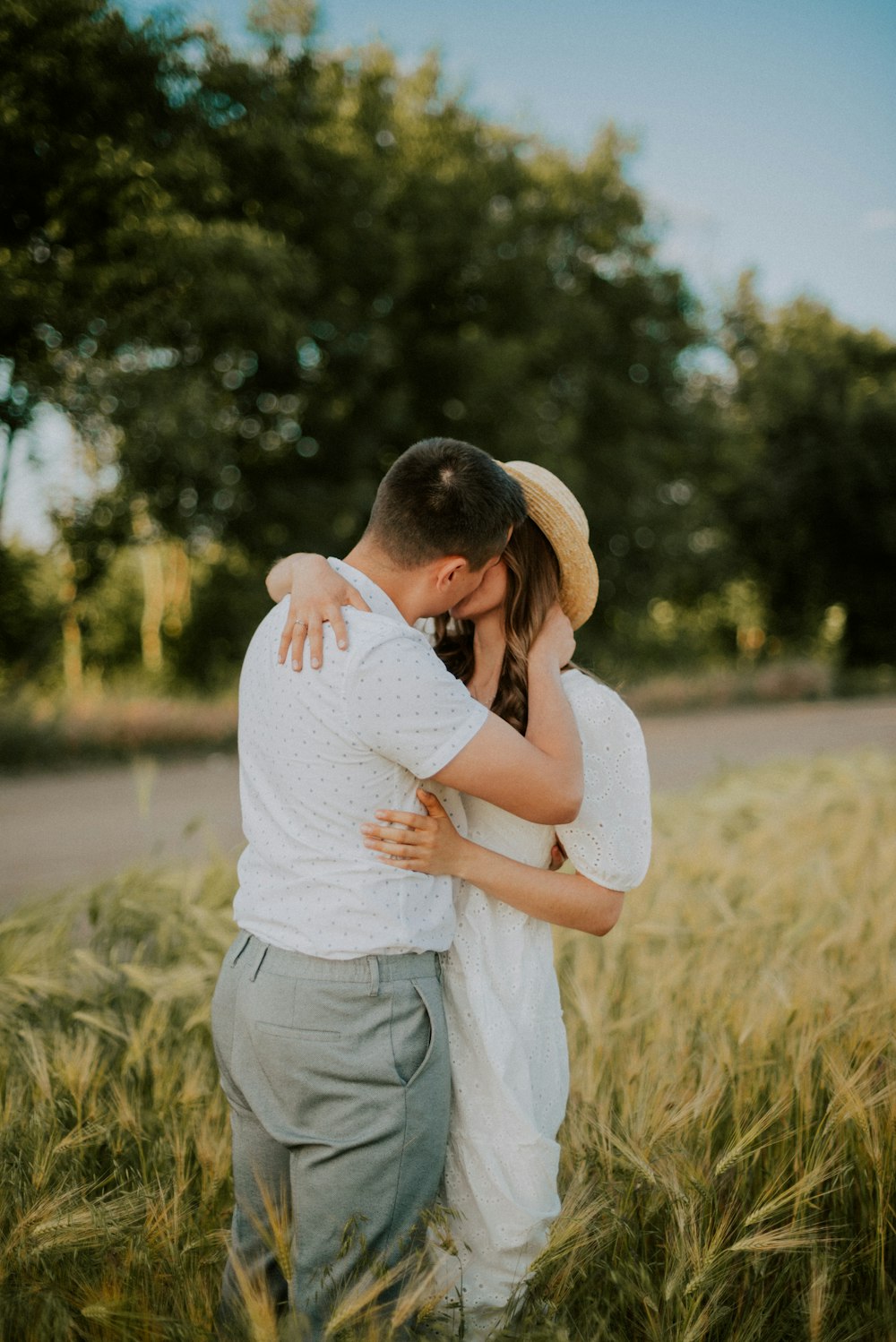 Un homme et une femme s’embrassent dans un champ