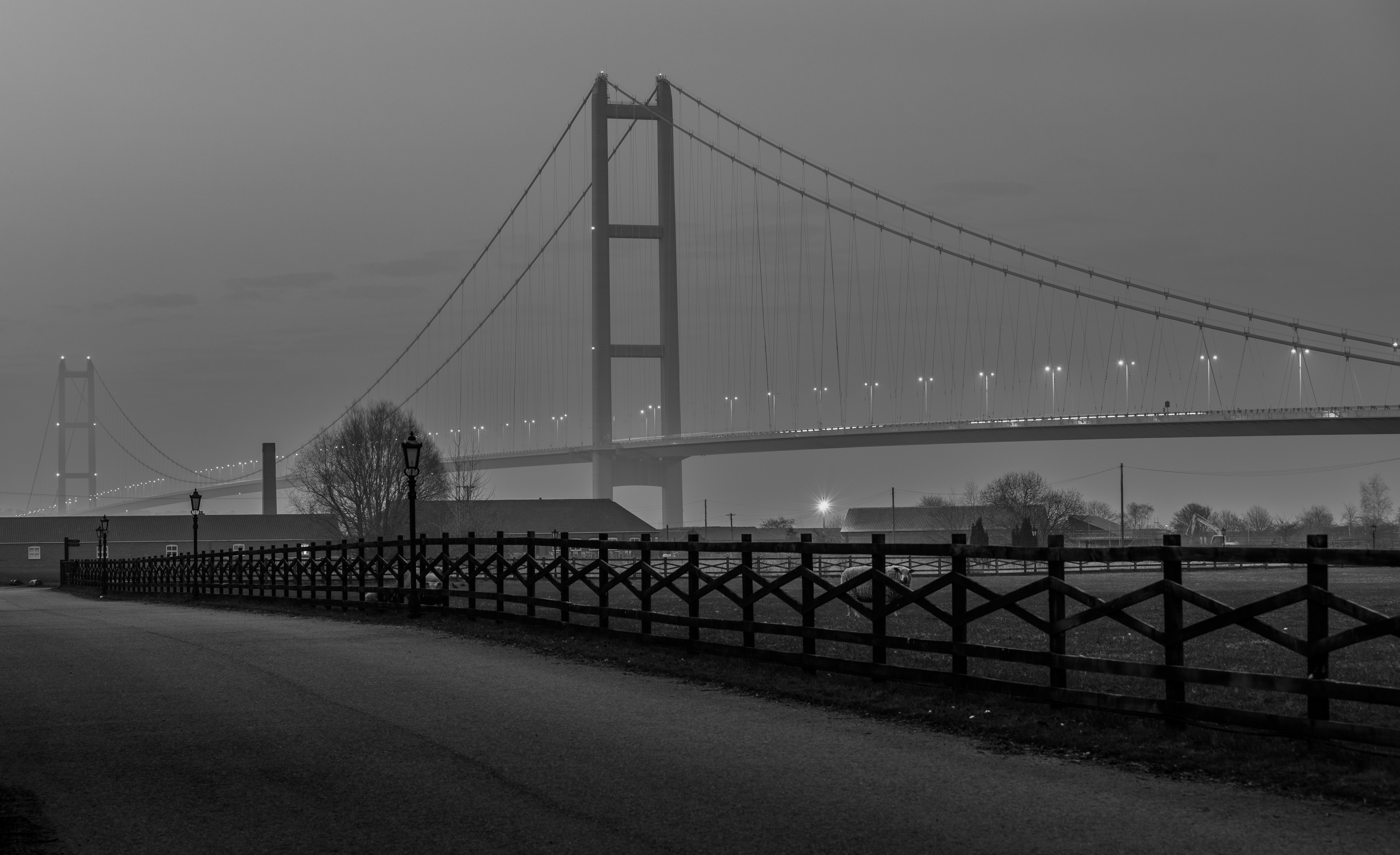 un pont avec une route et une clôture