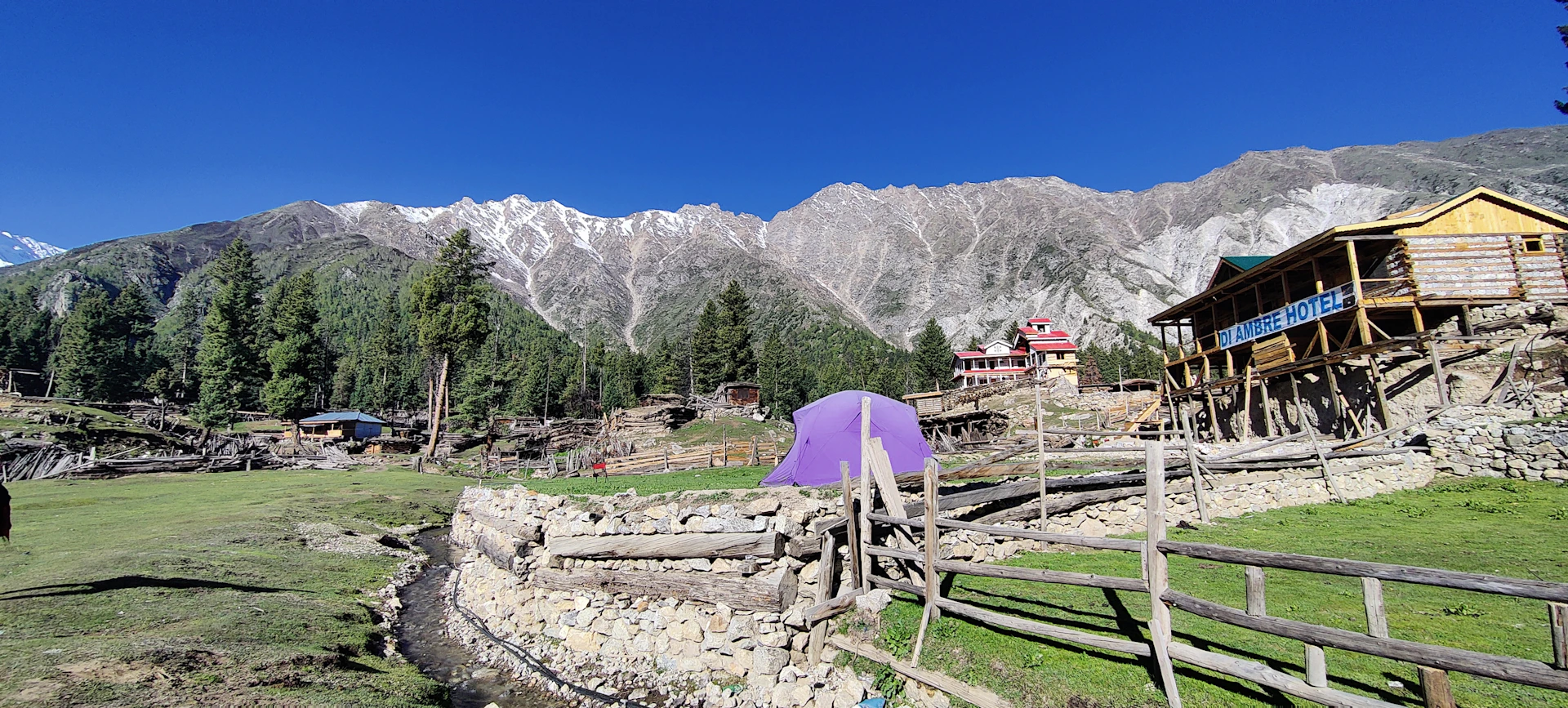 gray computer monitor