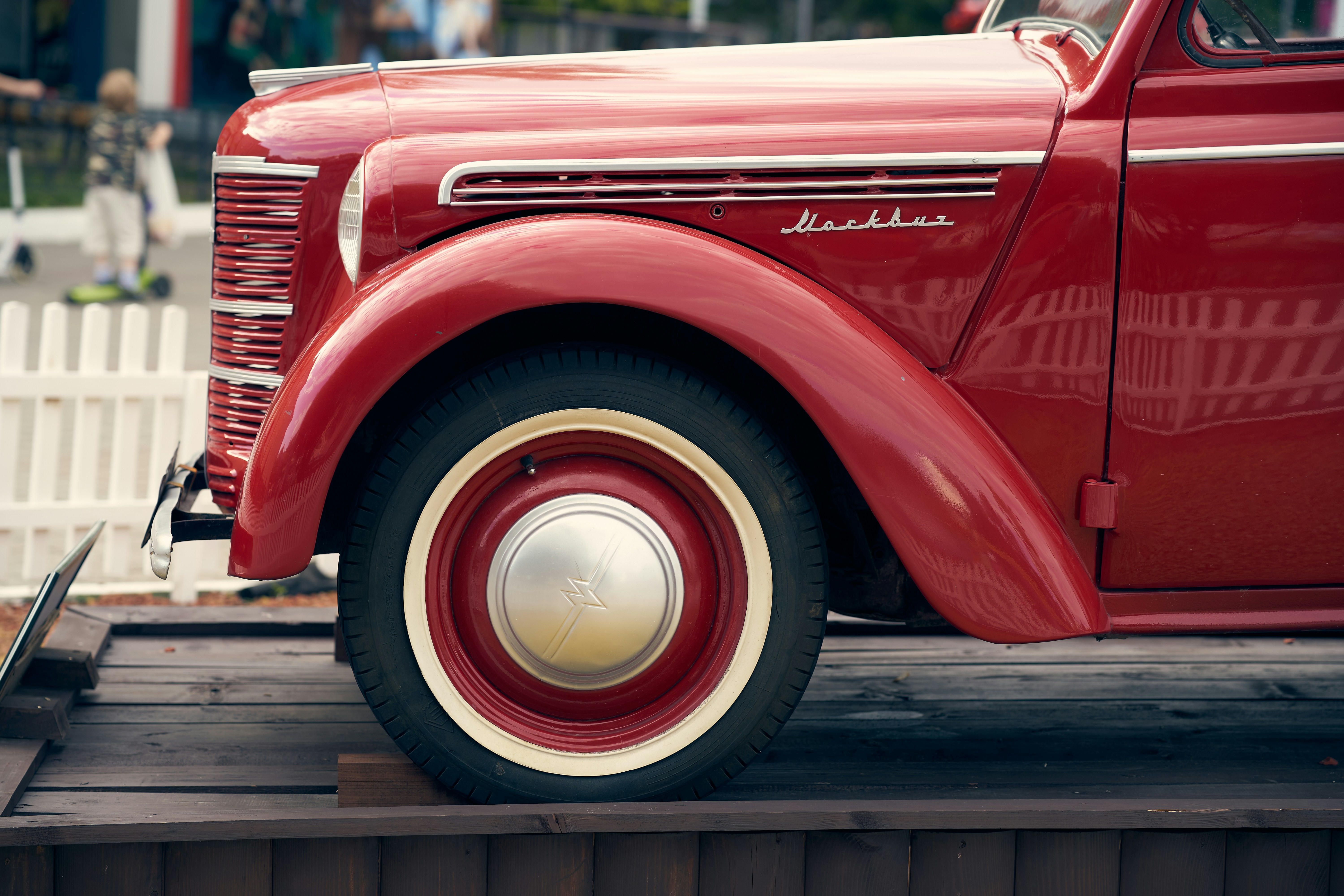 아름다운 복원된 자동차가 있는 클래식 빈티지 자동차 쇼