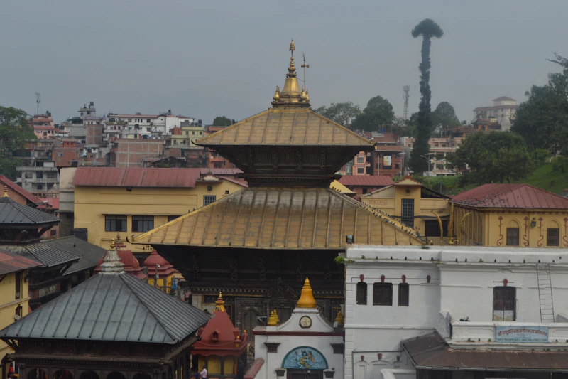 El templo de Pashupatinath con su techo dorado, en Katmandú