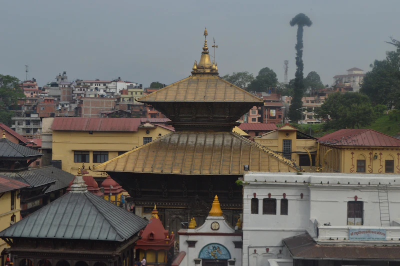 El templo de Pashupatinath con su techo dorado, en Katmandú