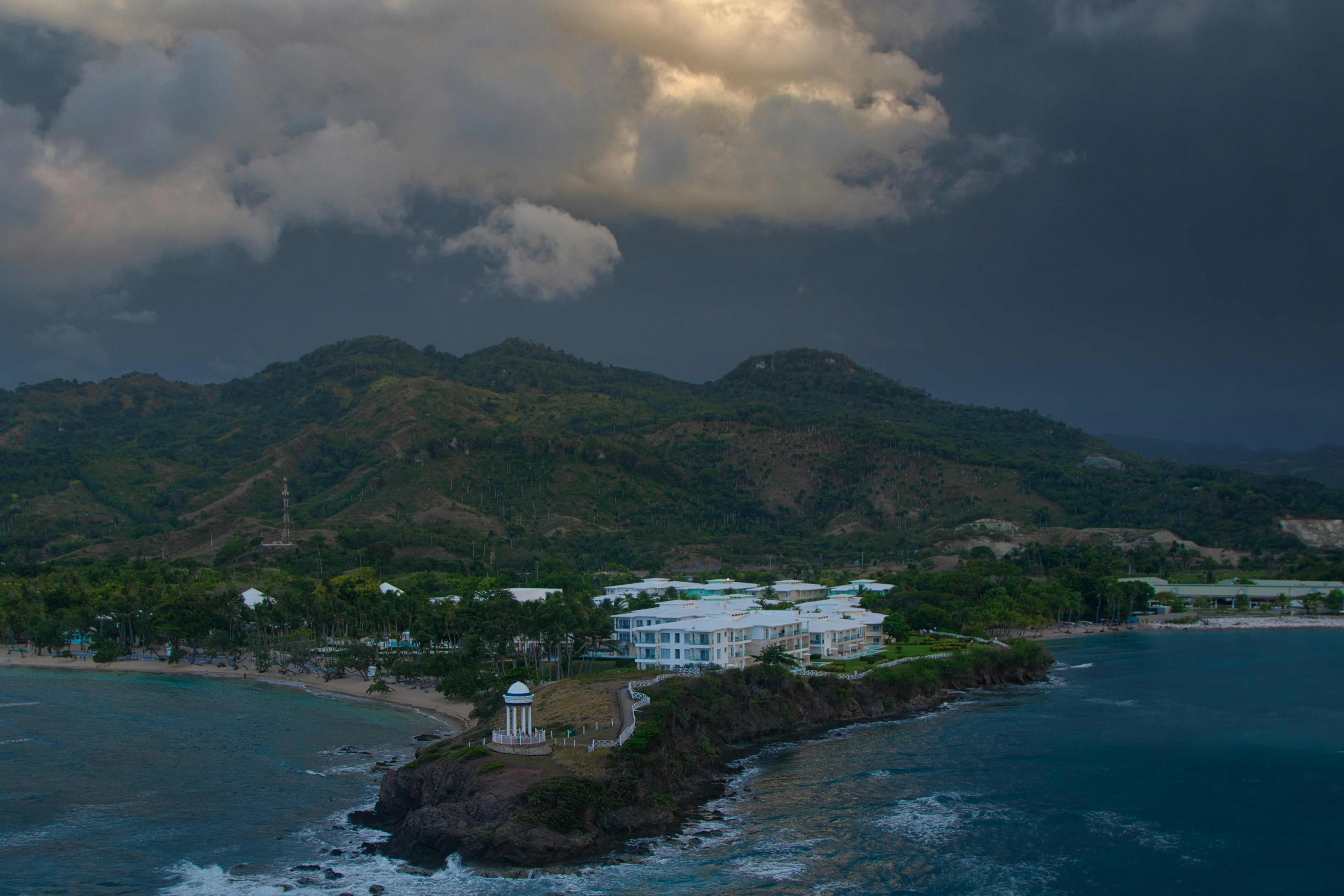 Vue pittoresque d une ville côtière étagée sur une colline surplombant la mer scintillante.