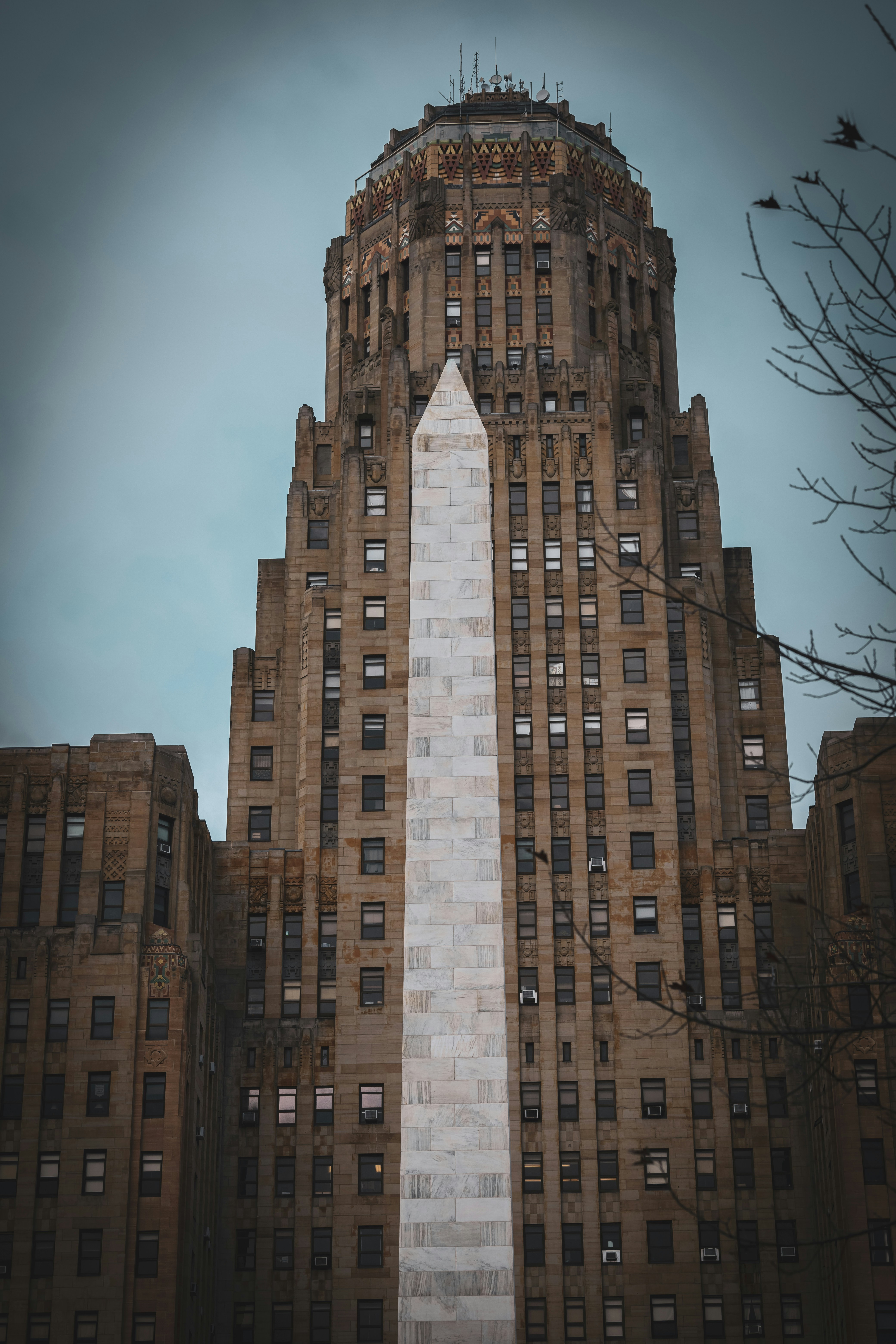 Un grand bâtiment avec de nombreuses fenêtres
