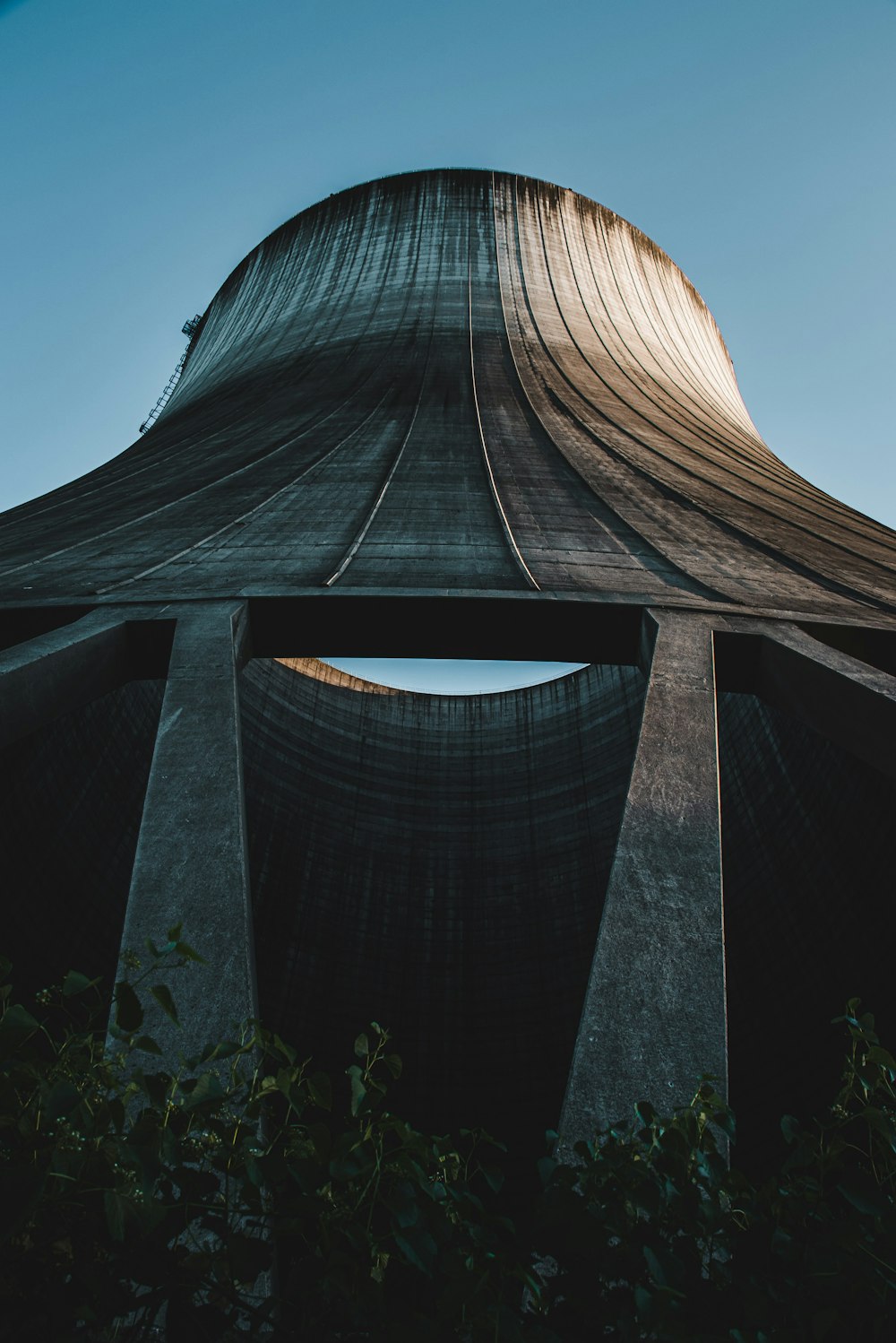 un grand bâtiment avec un toit pointu