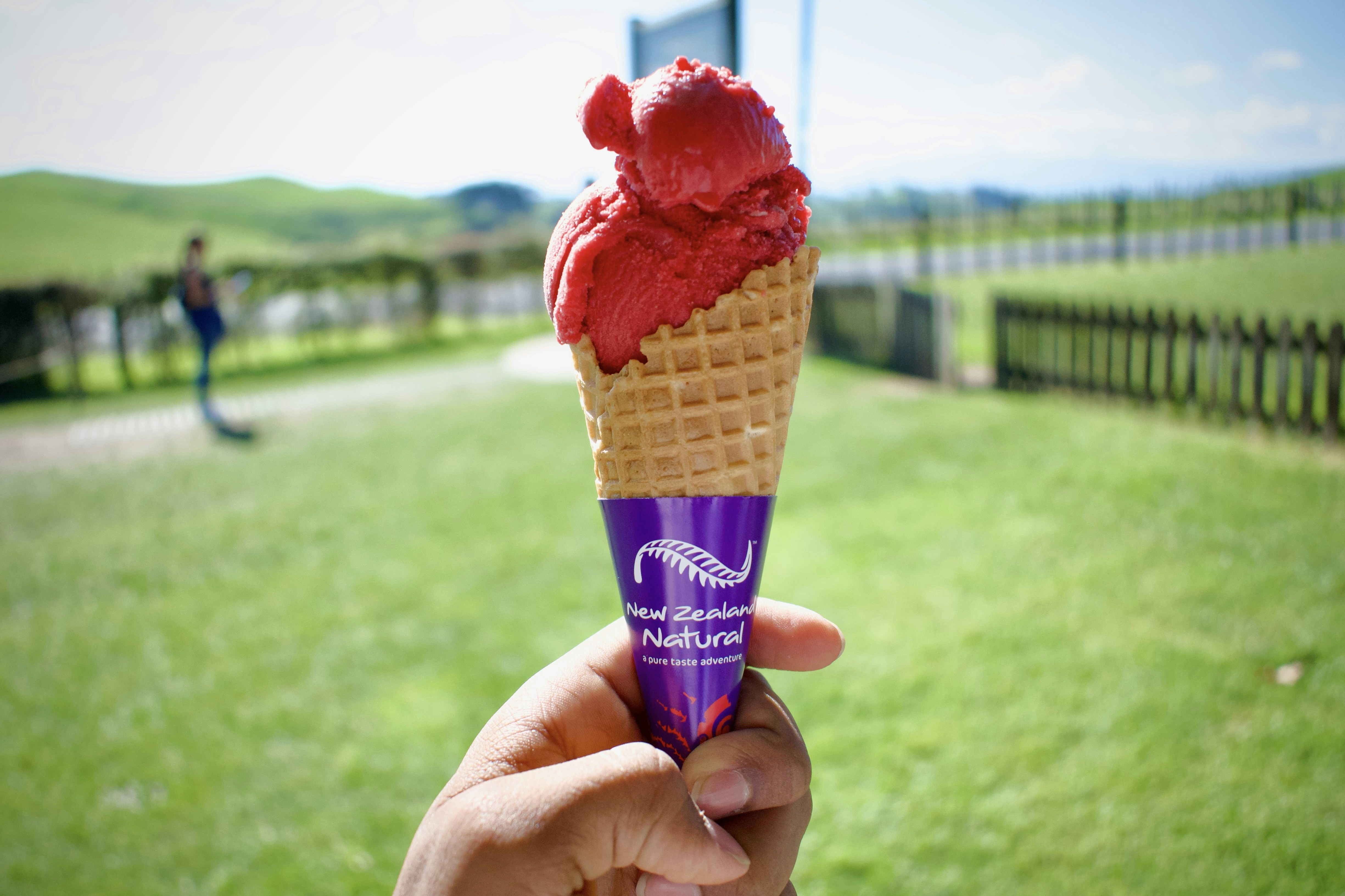 une main tenant une glace