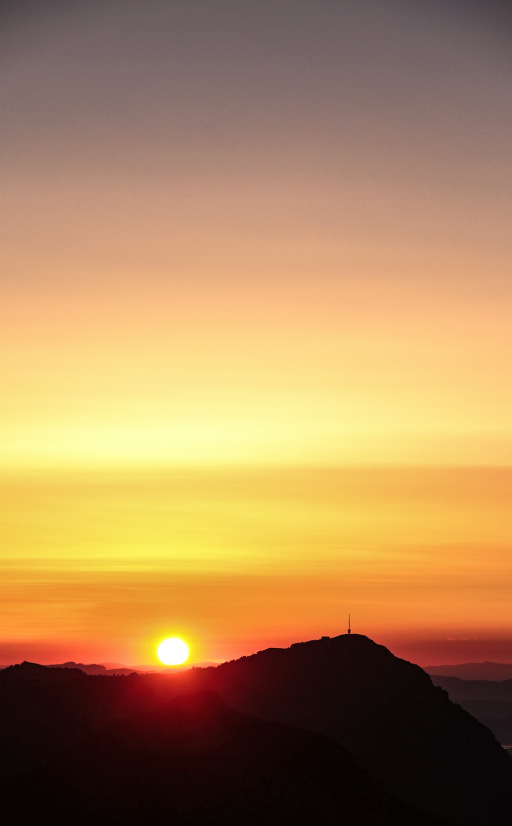 Ein Sonnenuntergang über einem Berg