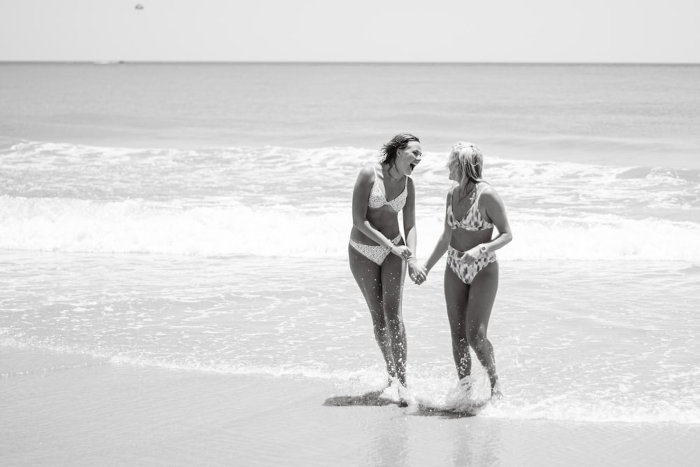 Deux femmes en maillot de bain marchant sur la plage