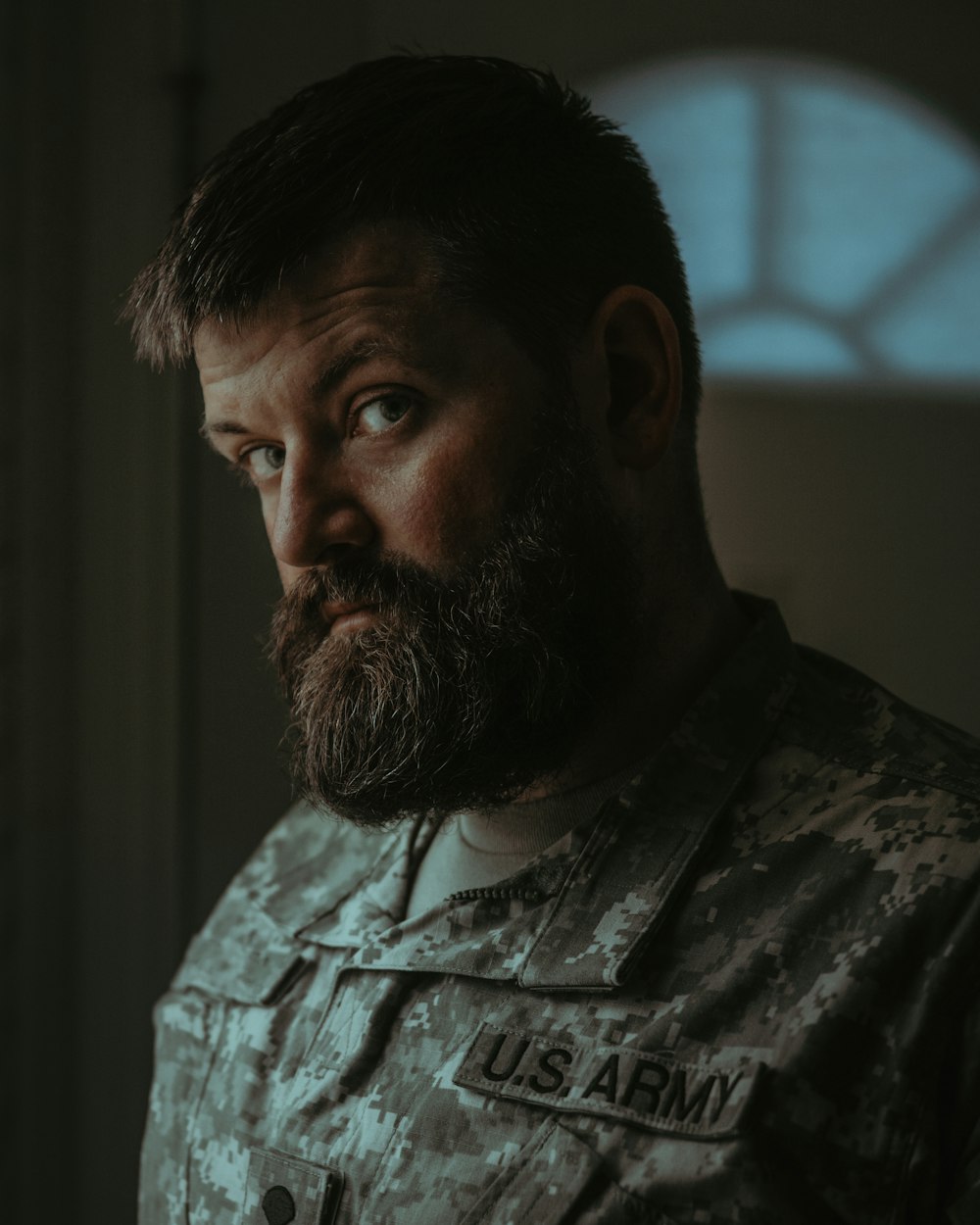 un homme avec une barbe