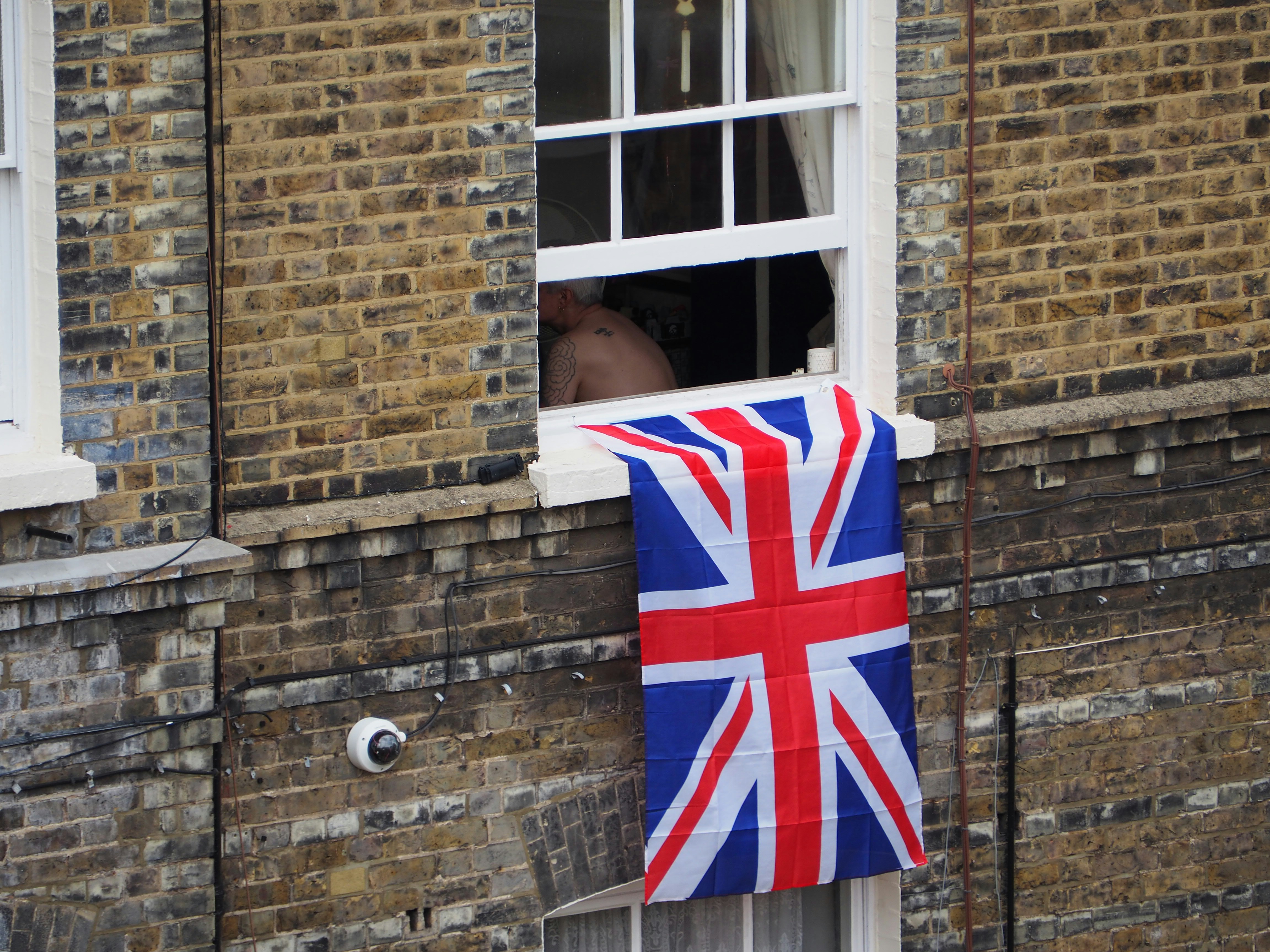 Eine Person, die aus dem Fenster schaut