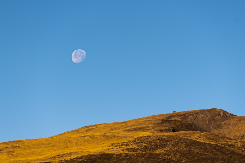 Eine Wüstenlandschaft mit dem Mond am Himmel