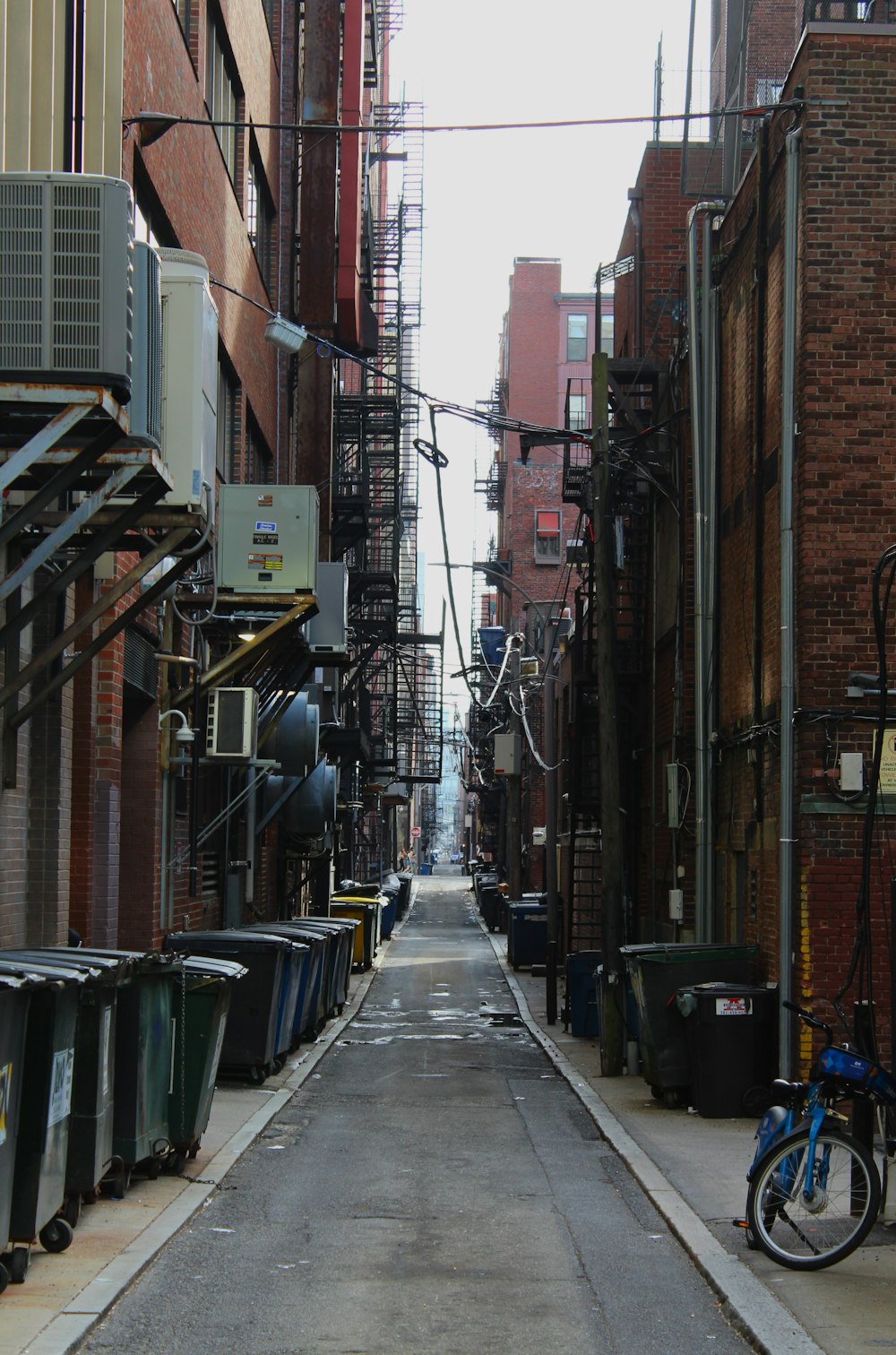 eine Straße mit Gebäuden auf beiden Seiten