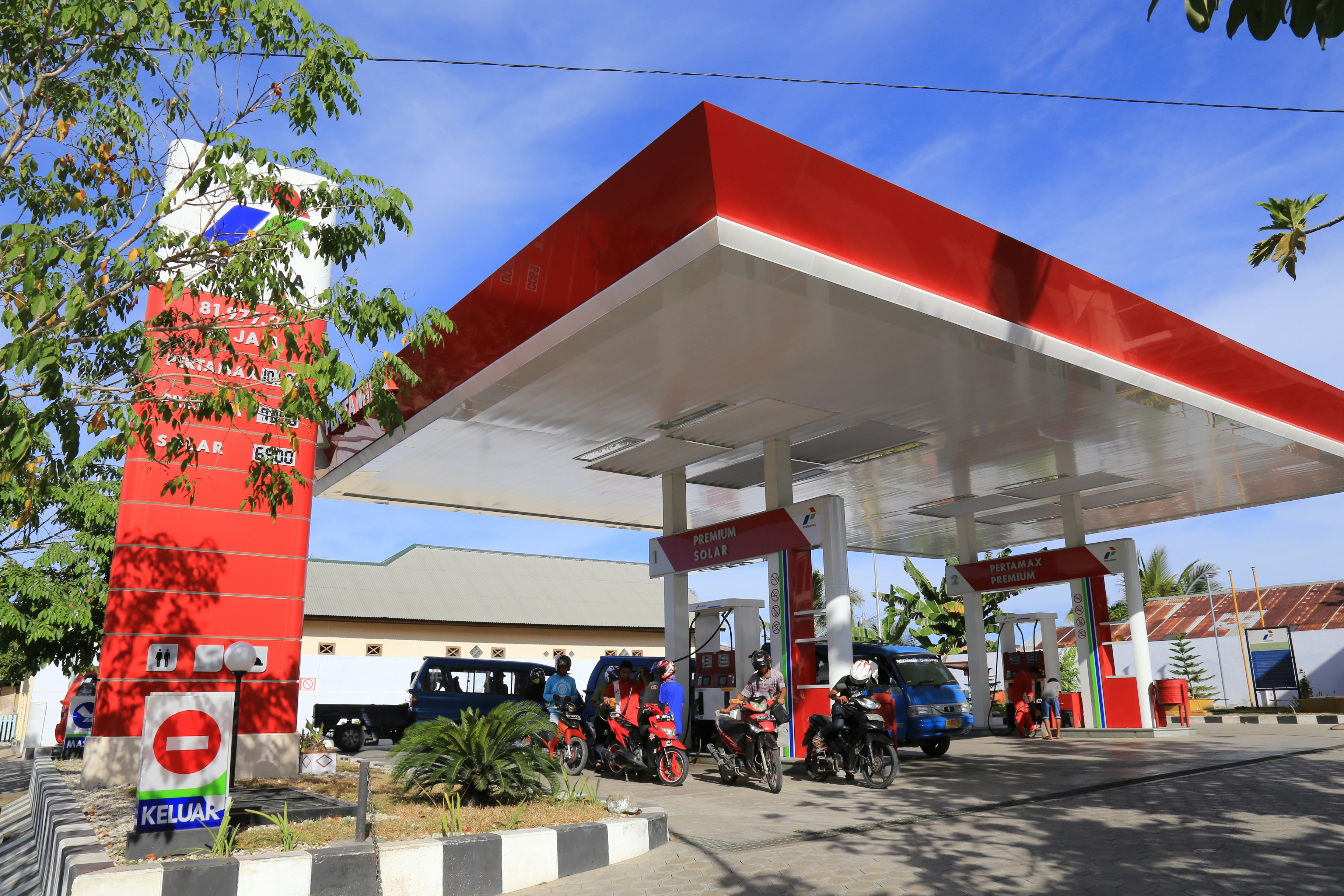 sekelompok orang mengendarai sepeda