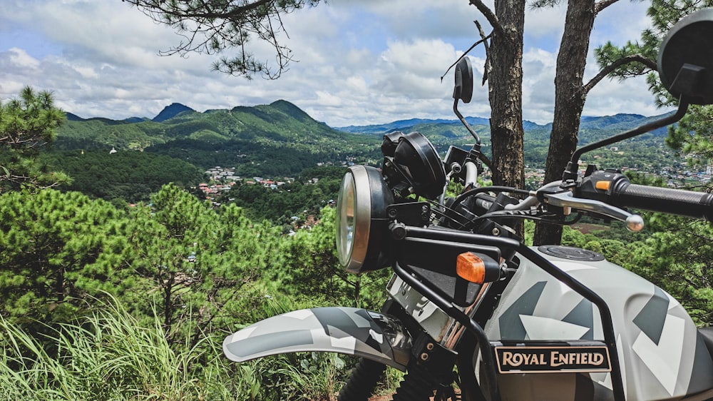 une moto garée dans un champ