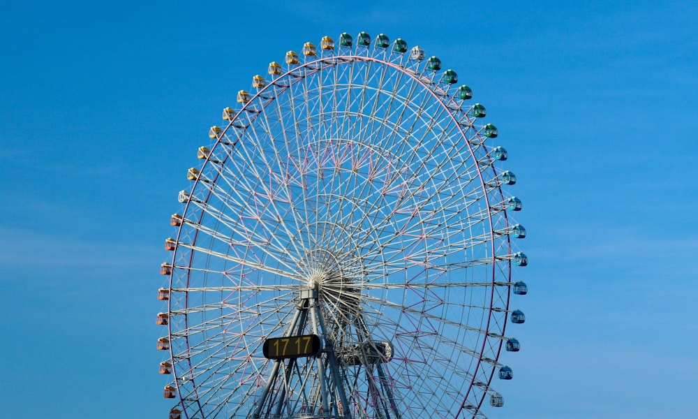 Une grande roue avec un ciel bleu