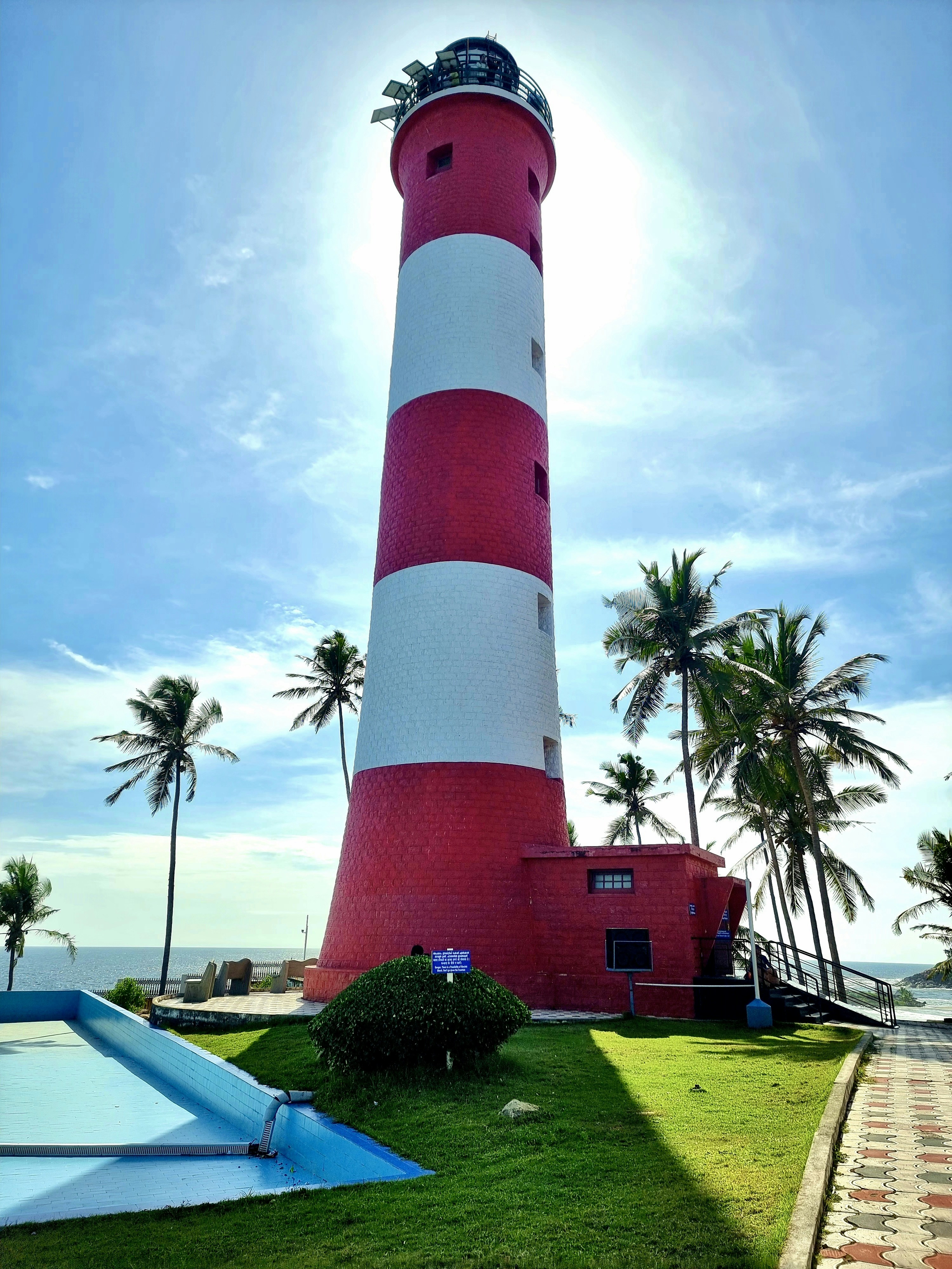 Un faro con una cima a strisce rosse e bianche