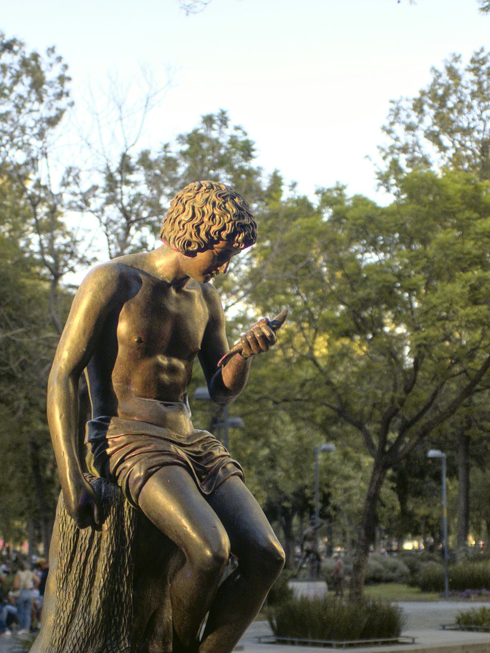 une statue d’un homme tenant une guitare