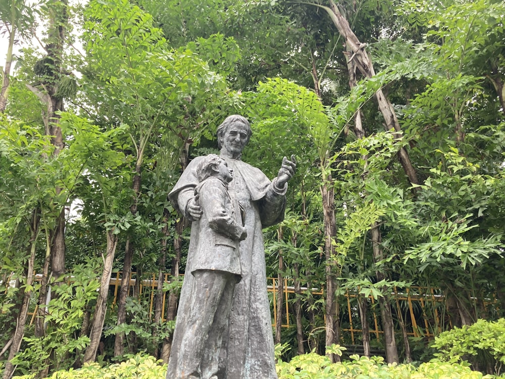 Una estatua de una persona en un bosque