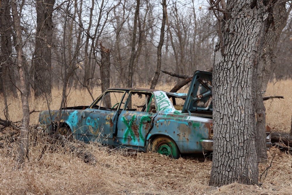 Une voiture avec l’avant écrasé