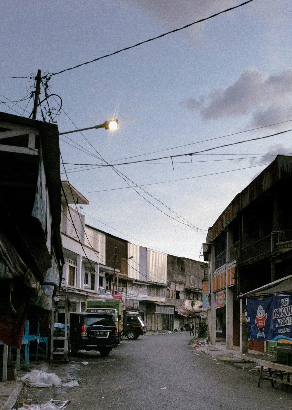 Una calle con edificios y coches