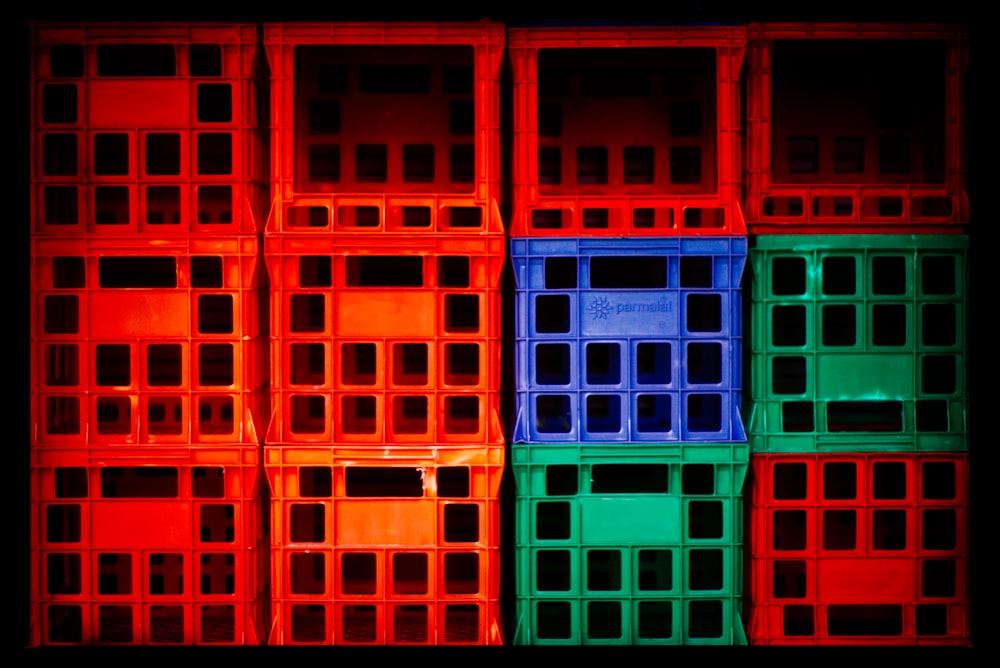Un grupo de cajas de colores