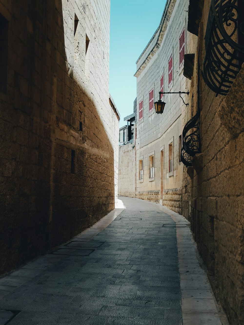 a narrow alley between two buildings