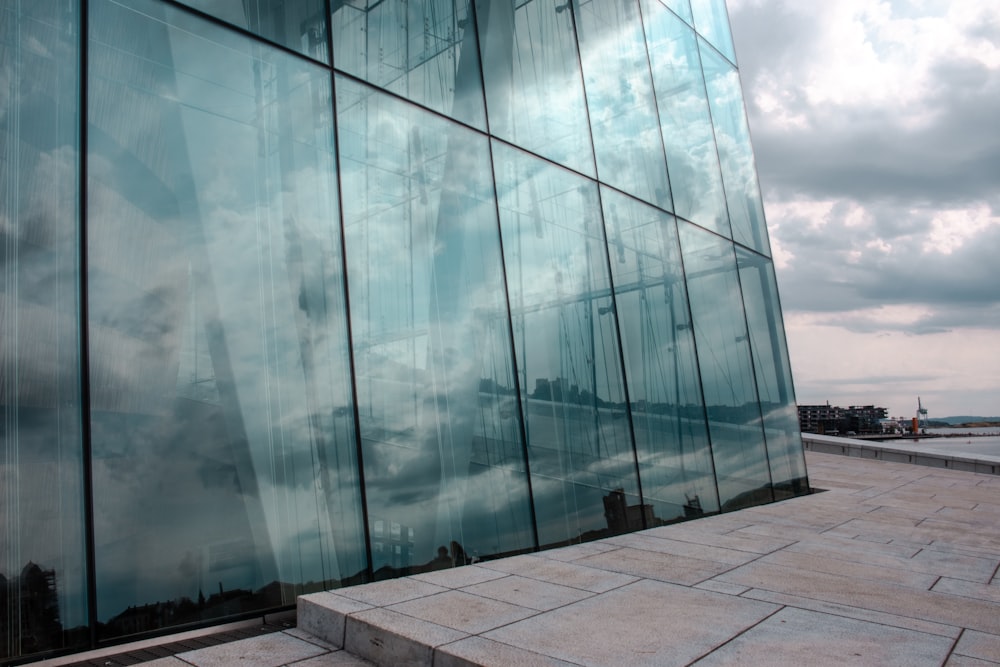 um edifício com paredes de vidro