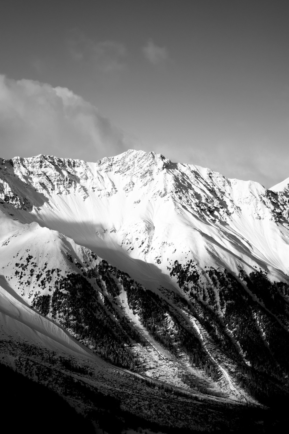 una montagna con la neve