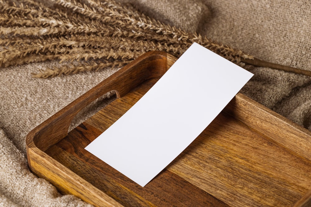 ein weißes Stück Papier auf einer Holzoberfläche