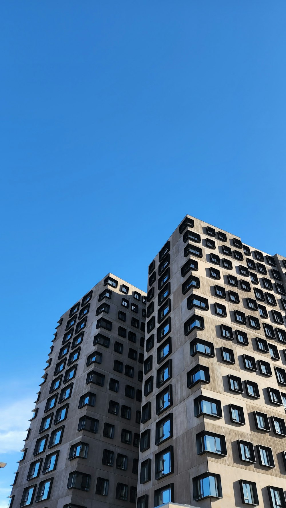 Un edificio alto con muchas ventanas